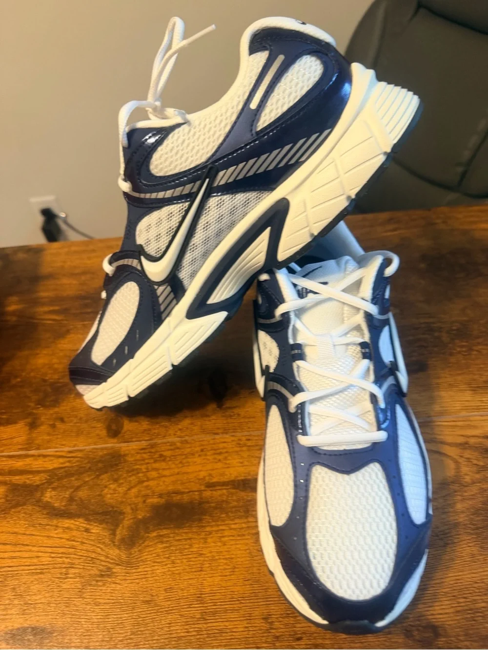 Nike Men’s V5 RNR Athletic Shoes - White & Navy 12M